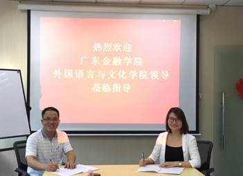 说明: D:\0EMC易倍\实践教学及实习基地建设\2019广金EMC易倍举行实习基地签约授牌仪式\黄经理签约.jpg
